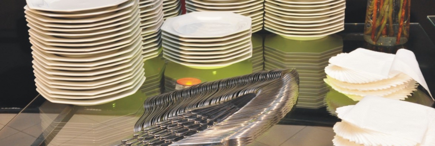 Pratos, garfos e facas de mesa